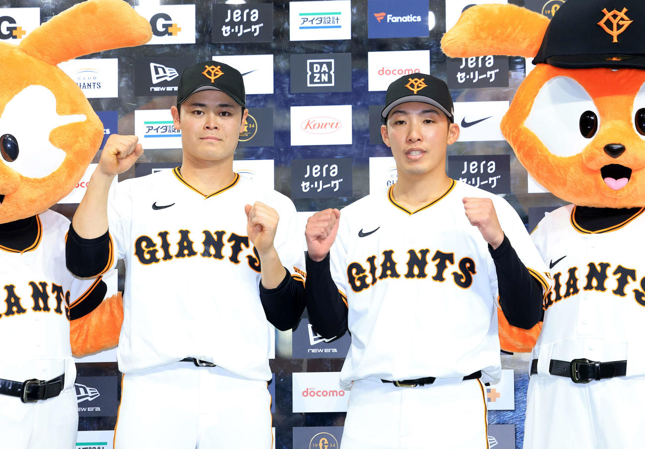 巨人対DeNA　ヒーローインタビュー後、ガッツポーズする巨人中山（左）と赤星（撮影・浅見桂子）