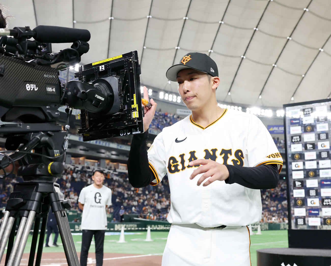 巨人対DeNA　ヒーローインタビュー後、テレビカメラにサインして「1」のポーズをとる巨人赤星（撮影・浅見桂子）