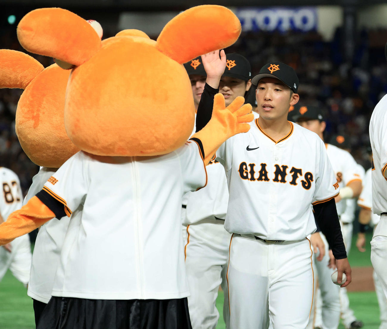 巨人対DeNA 3連勝し、勝利投手の巨人赤星（右）はシスタージャビットとハイタッチ（撮影・浅見桂子）