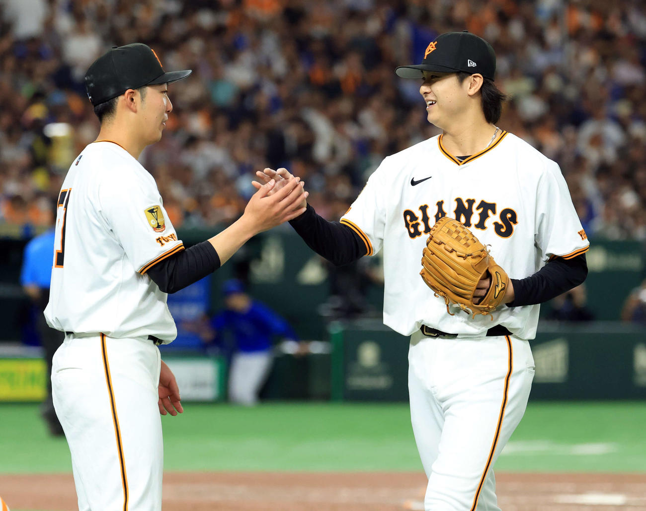巨人対DeNA 7回表DeNA2死一塁、山本を三振に仕留めた田中瑛（右）は赤星と笑顔でハイタッチ（撮影・浅見桂子）