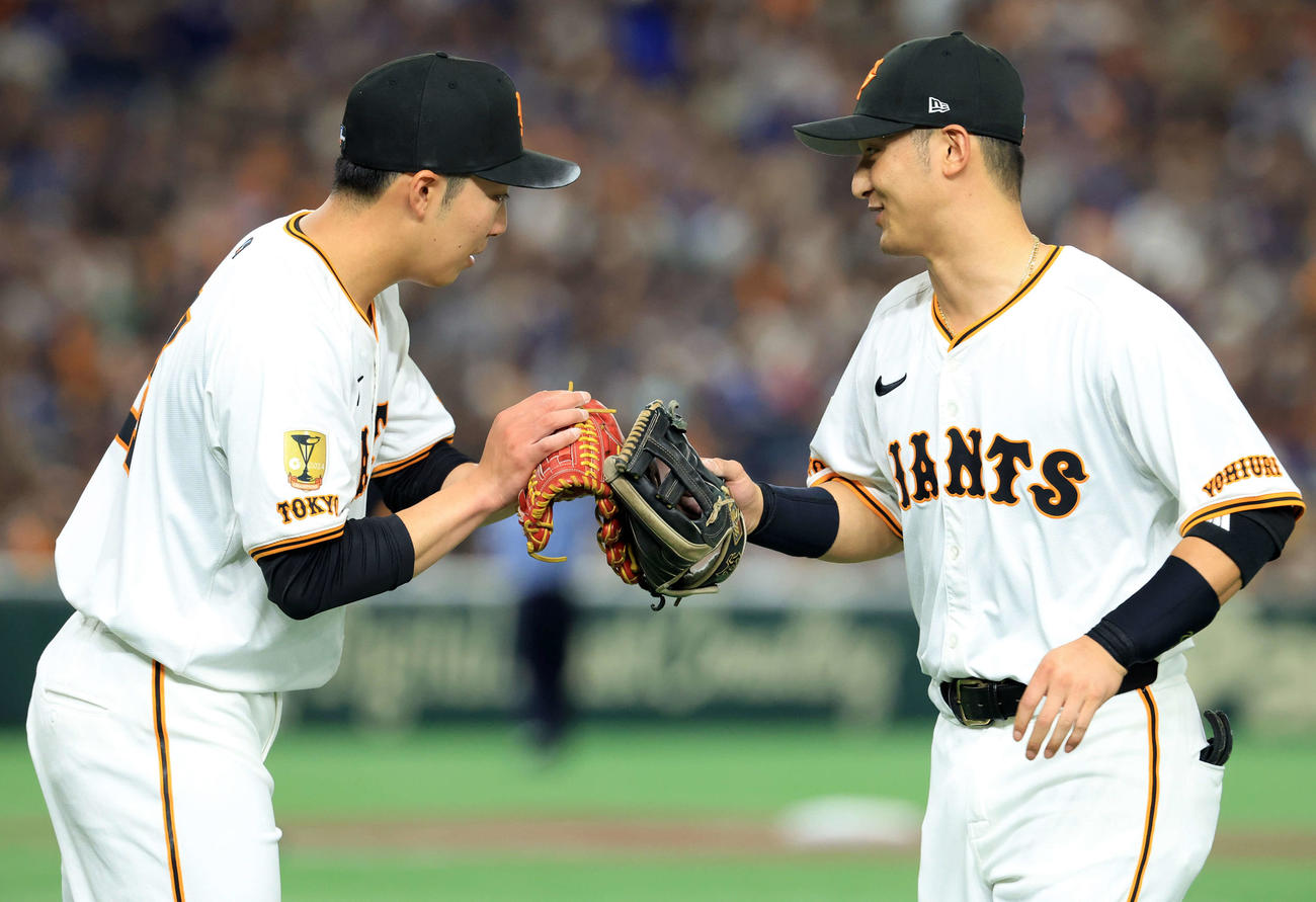 巨人対DeNA 5回表DeNA2死一塁、森敬を遊ゴロに仕留めた赤星（左）は吉川とグラブタッチ（撮影・浅見桂子）