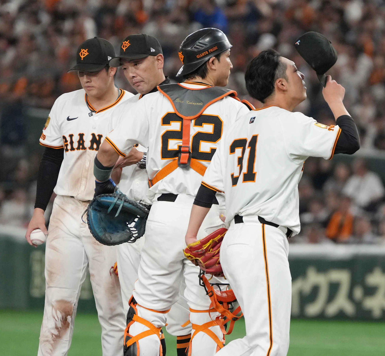 巨人対DeNA 7回表DeNA2死一塁、阿部監督（左から2人目）に交代を告げられ降板する巨人先発の赤星（撮影・小沢裕）