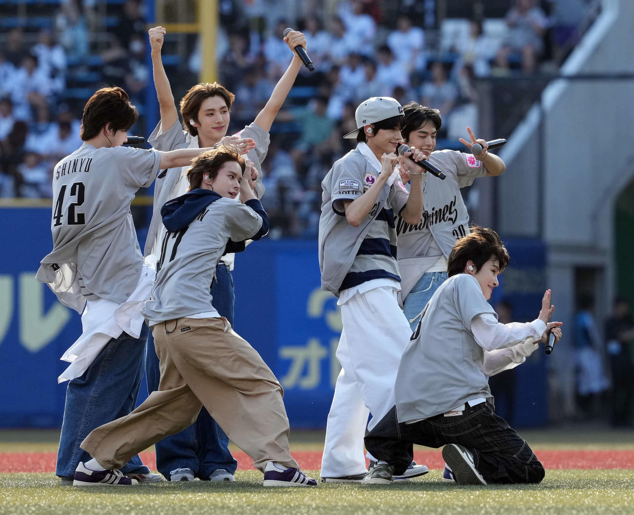 ロッテ対ソフトバンク　試合前、ミニライブで会場を盛り上げたTWS（撮影・たえ見朱実）