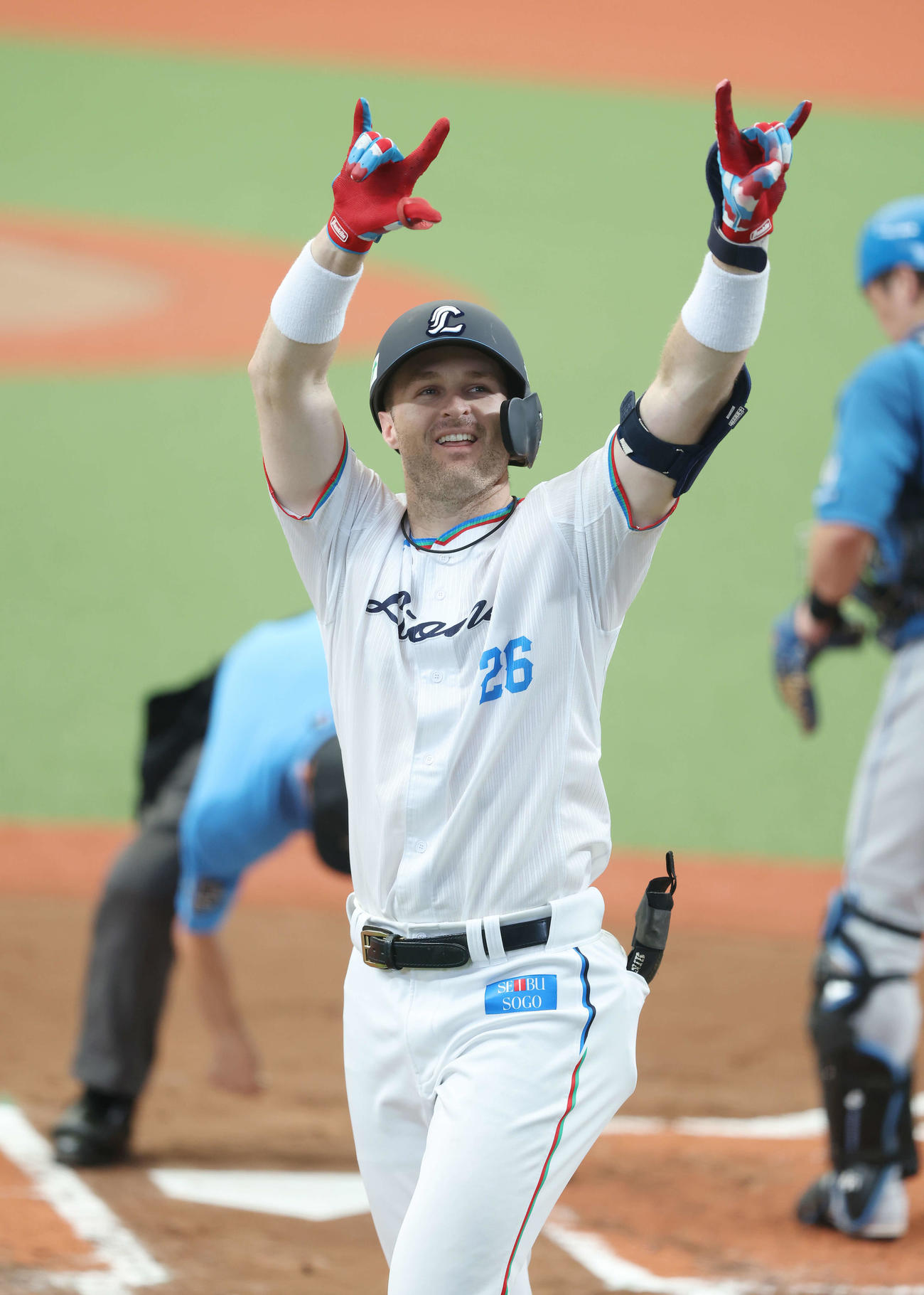 西武対日本ハム　2回裏西武無死、左越え先制ソロ本塁打で生還し、観客席に向かいポーズを決めるネビン（撮影・河田真司）