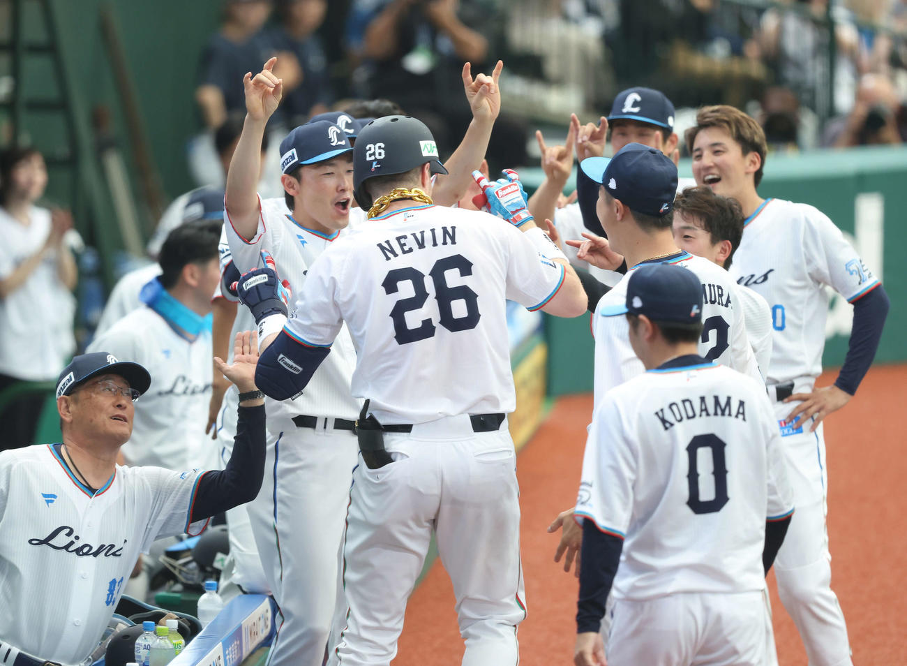 西武対日本ハム　2回裏西武無死、左越え先制ソロ本塁打で生還し、チームメートに迎えられるネビン（撮影・河田真司）