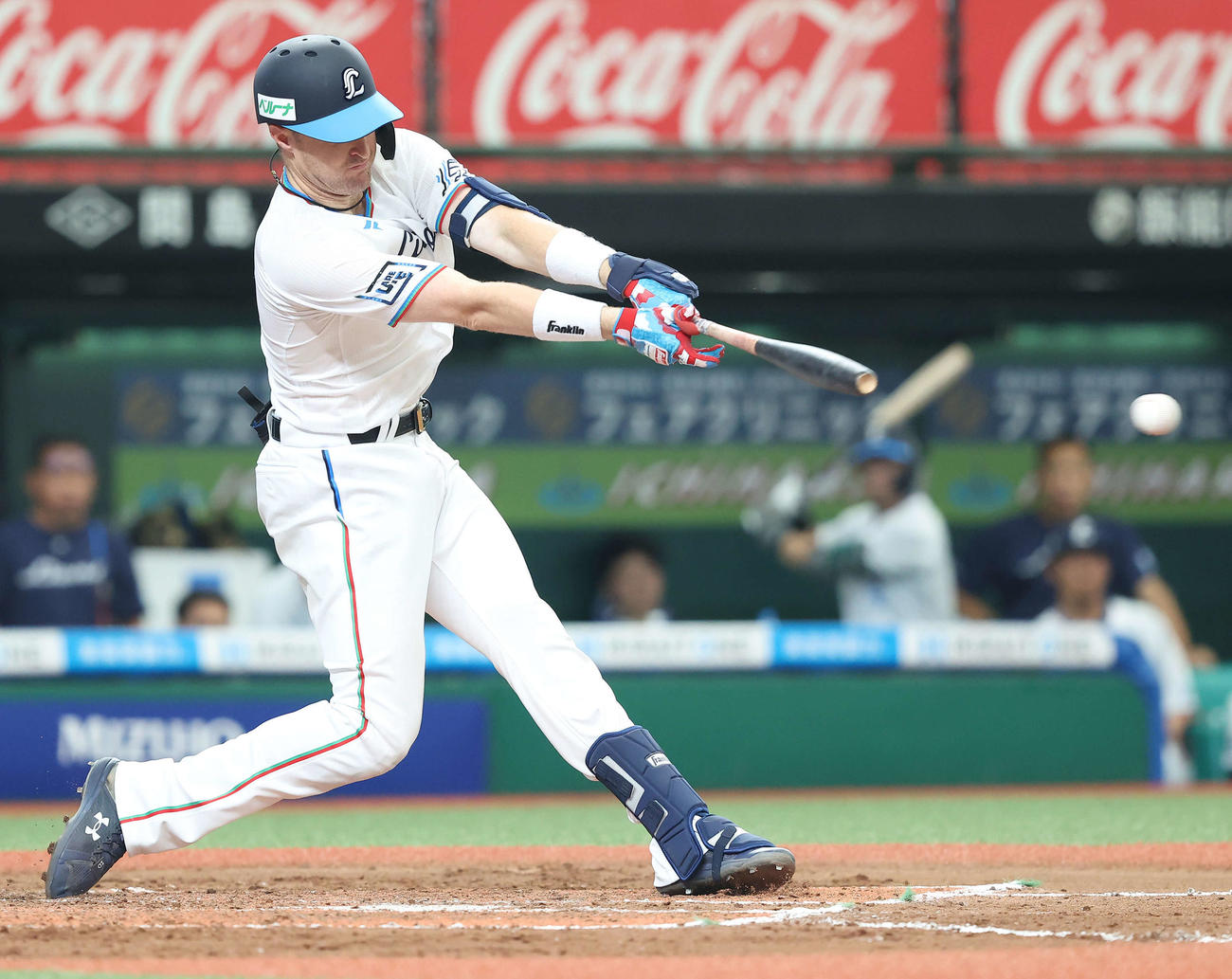 西武対日本ハム　7回裏西武1死、中前打を放つネビン（撮影・河田真司）