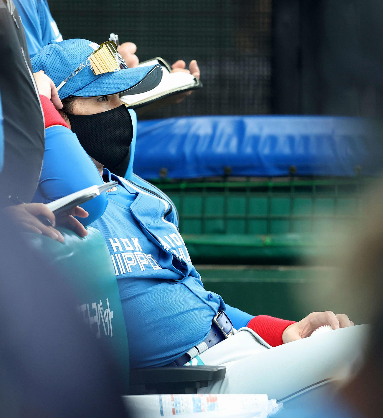 西武対日本ハム　8回表、戦況を見守る新庄監督（撮影・河田真司）