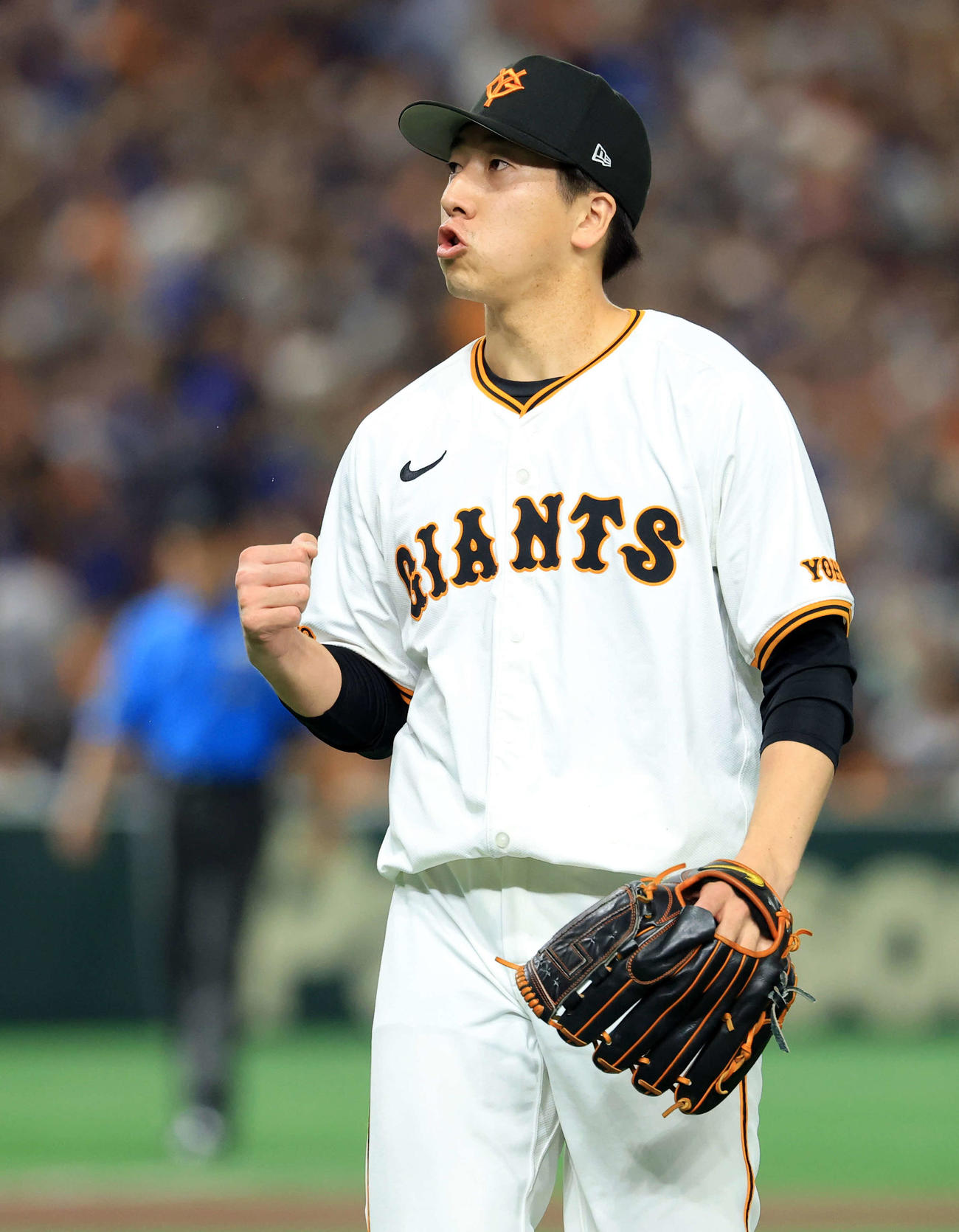 巨人対DeNA 8回表DeNAの攻撃を抑えた大勢はガッツポーズ（撮影・浅見桂子）