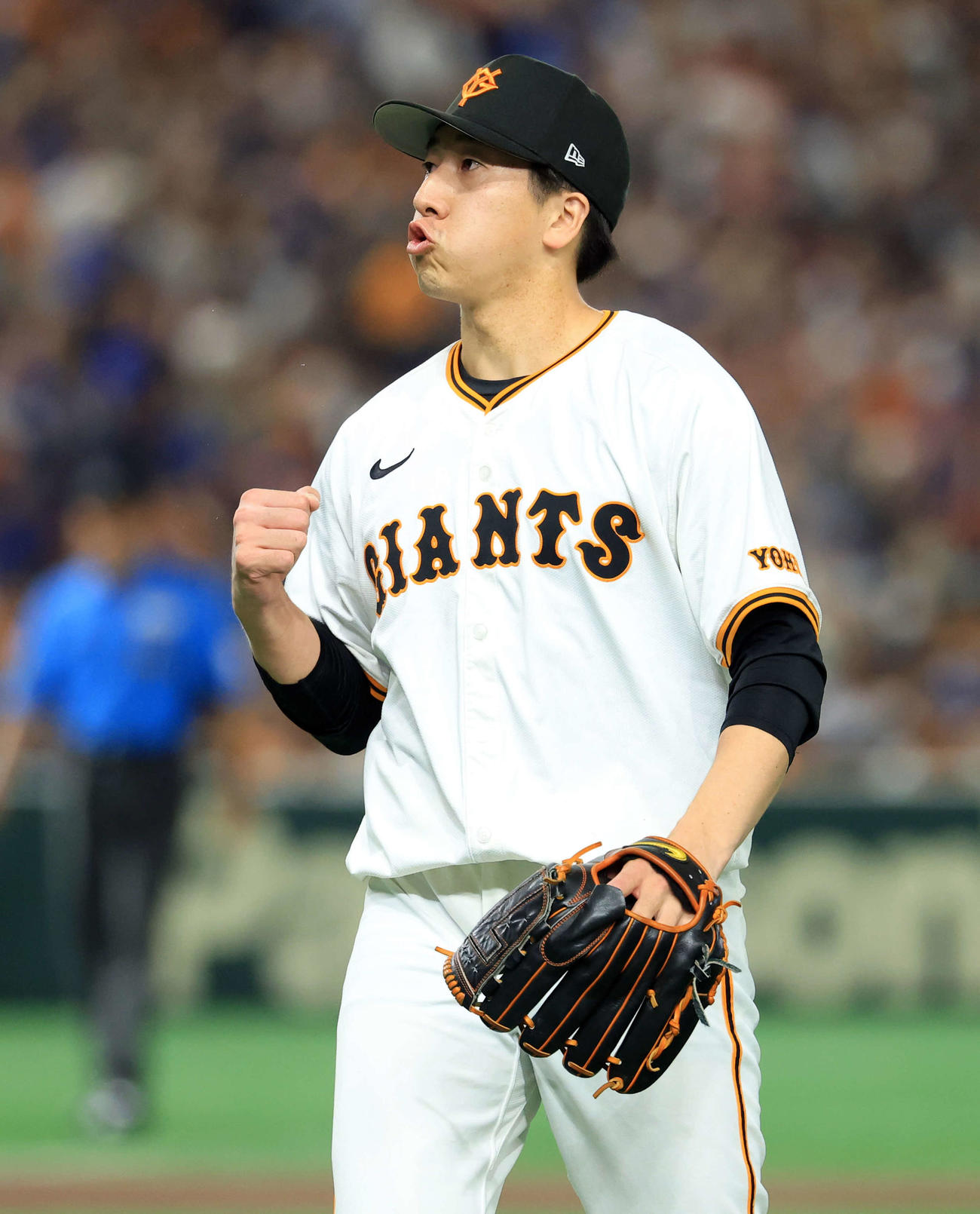 巨人対DeNA 8回表DeNAの攻撃を抑えた大勢はガッツポーズ（撮影・浅見桂子）