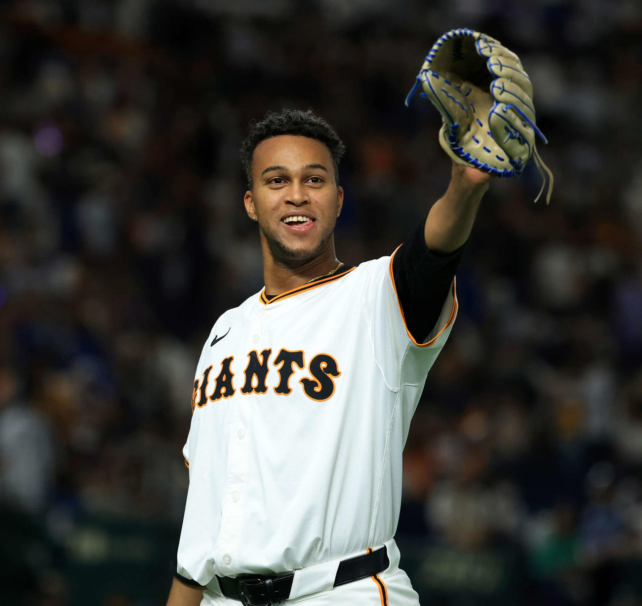 巨人対DeNA 3連勝で、スタンドに笑顔を向ける巨人マルティネス（撮影・浅見桂子）
