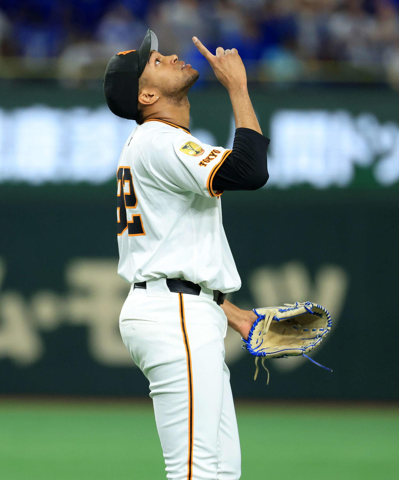 巨人対DeNA 9回表DeNA2死二塁、牧を二塁飛に仕留め、天を指差すマルティネス（撮影・浅見桂子）