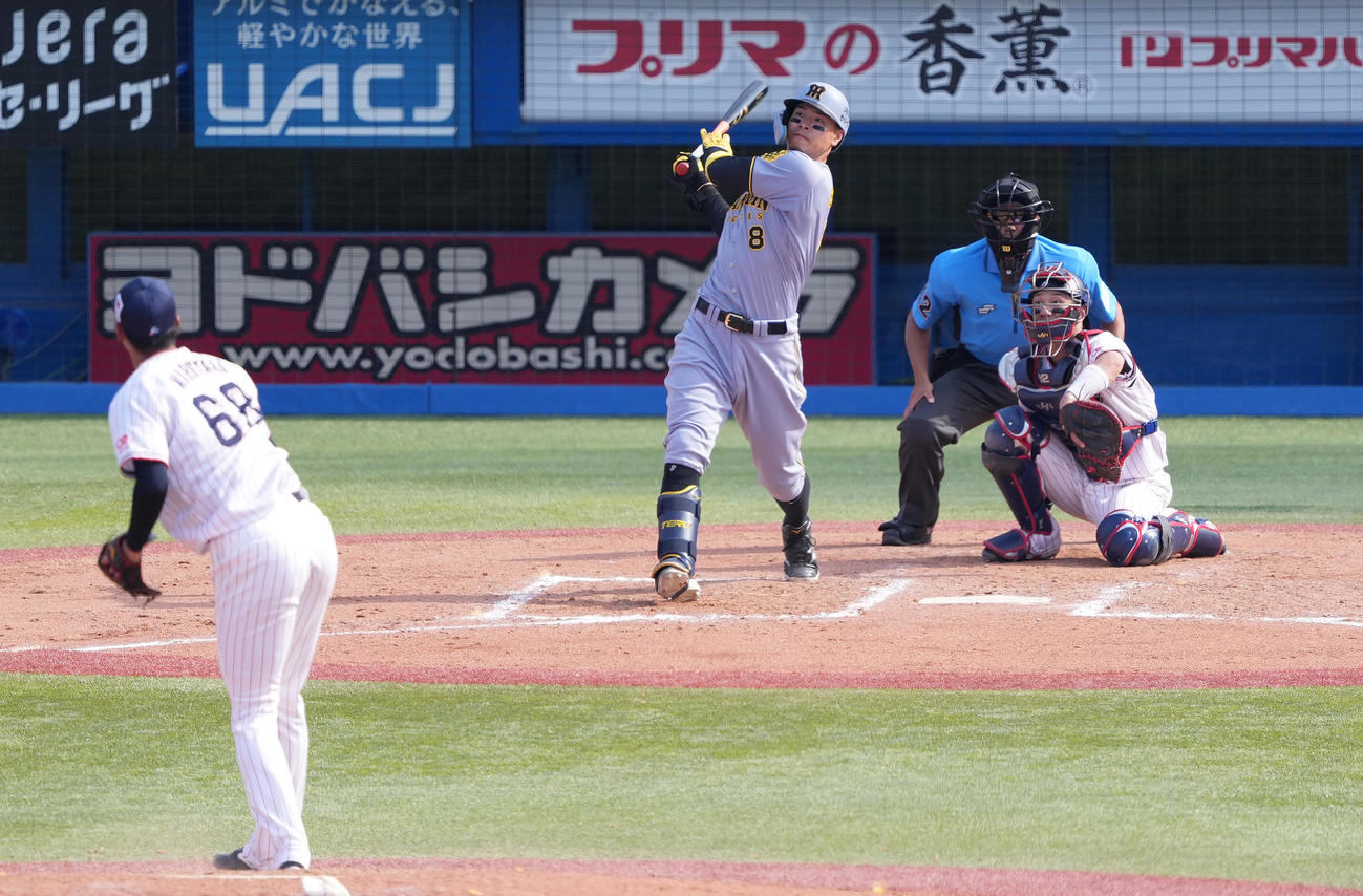 ヤクルト対阪神　8回表阪神1死、右越えソロ本塁打を放つ佐藤輝。投手丸山翔（撮影・鈴木みどり）