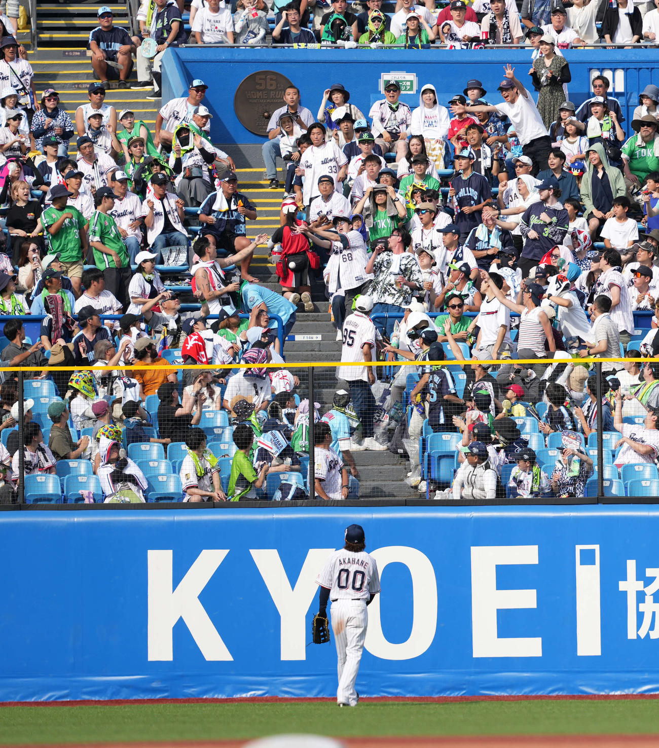 ヤクルト対阪神　8回表阪神1死、右越え本塁打を放つ佐藤輝（撮影・井上学）