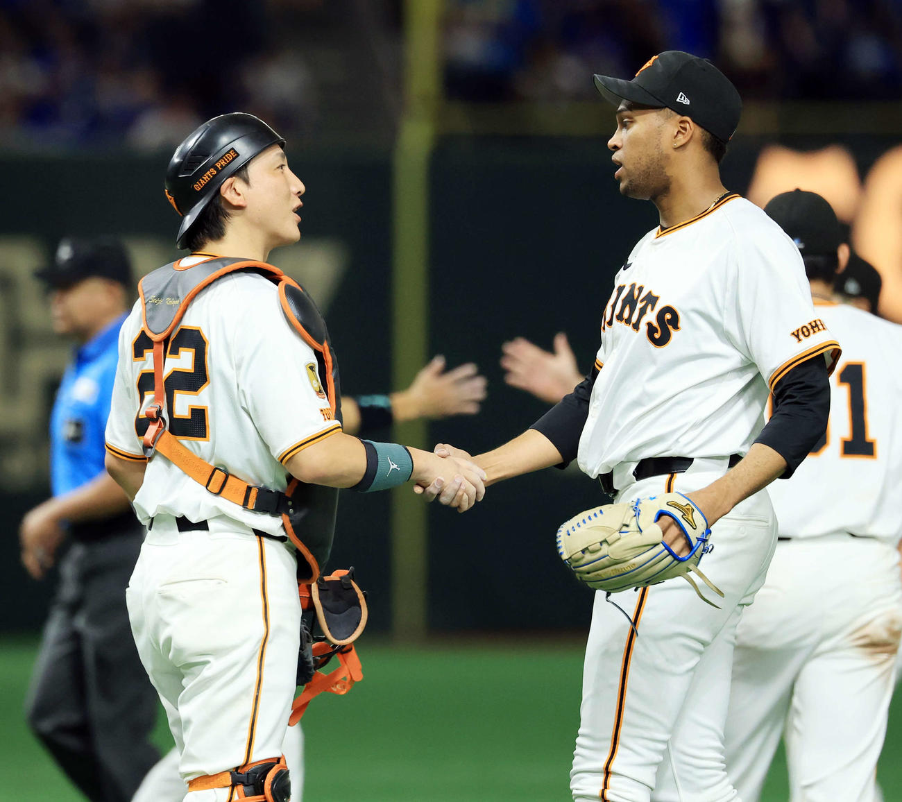 巨人対DeNA 9回表DeNA2死二塁、牧を二塁飛に仕留めて勝利し、小林（左）と握手するマルティネス（撮影・浅見桂子）