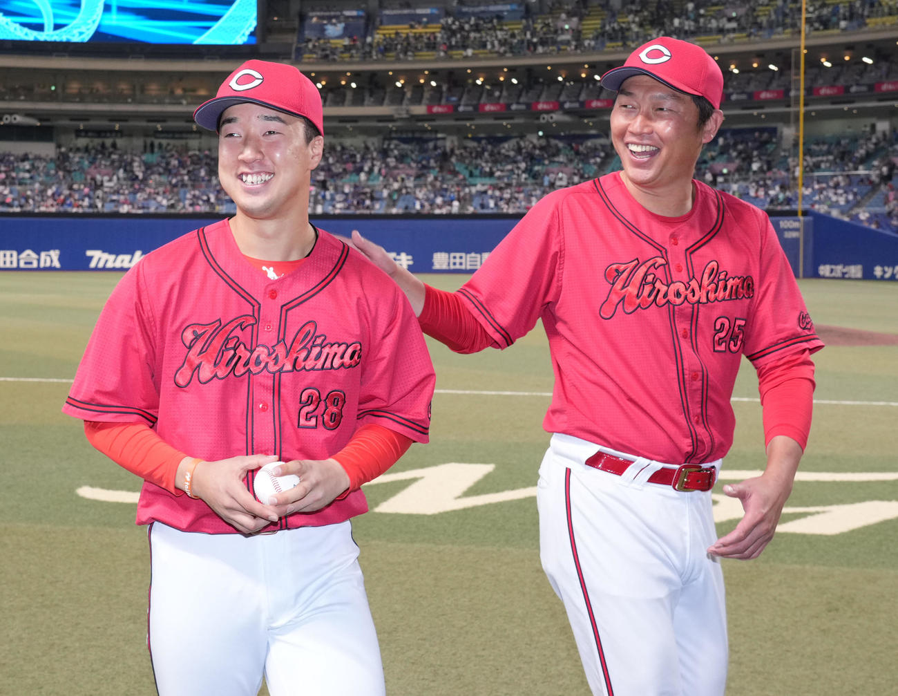 中日対広島　試合終了、プロ初勝利の佐藤柳（左）は勝利球を手に笑顔を見せる。右は祝福する新井監督（撮影・森本幸一）