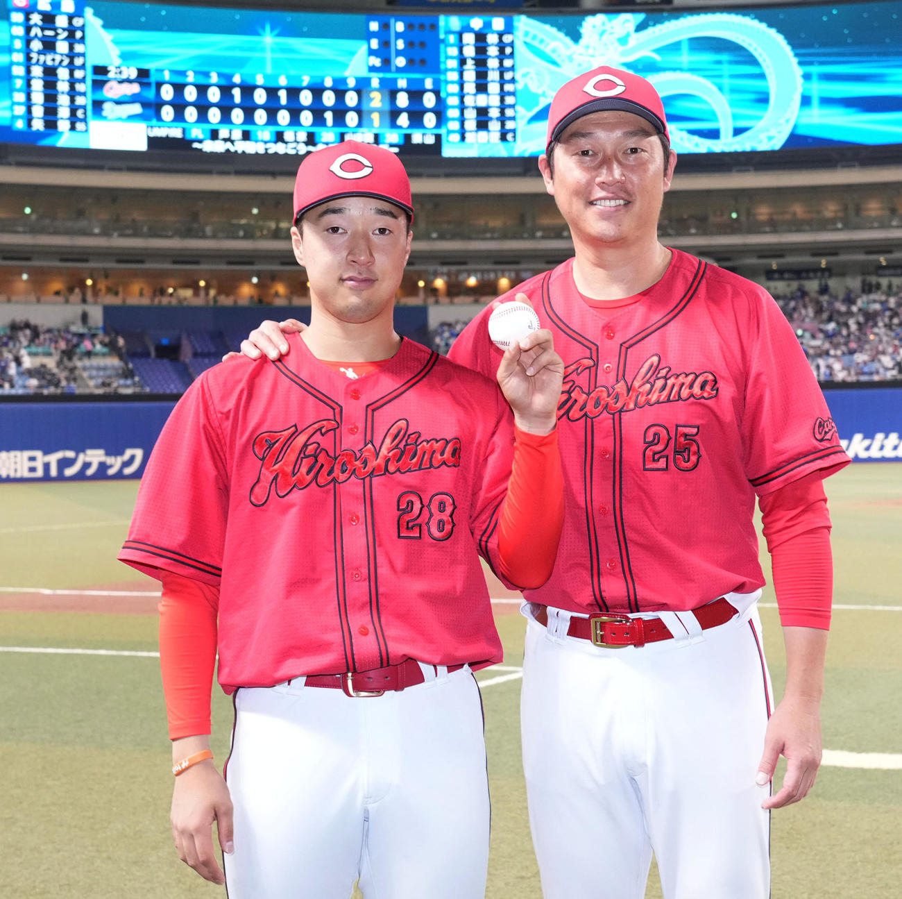 中日対広島　試合終了、プロ初勝利の佐藤柳（左）は勝利球を手に新井監督とポーズを決める（撮影・森本幸一）