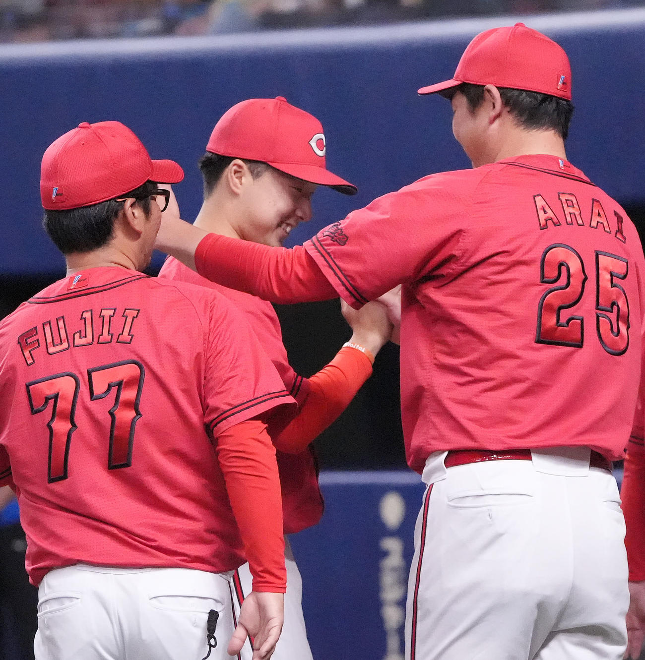 中日対広島　試合終了、プロ初勝利の佐藤柳（中央）は新井監督（右）と笑顔でタッチを交わす（撮影・森本幸一）