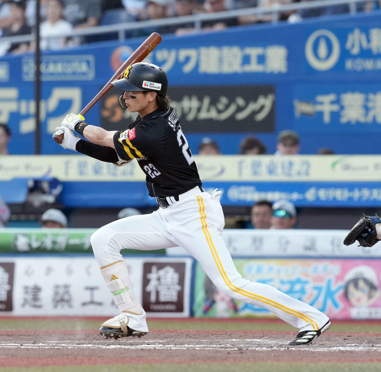 ロッテ対ソフトバンク　3回表ソフトバンク1死、一安を放つ周東（撮影・たえ見朱実）