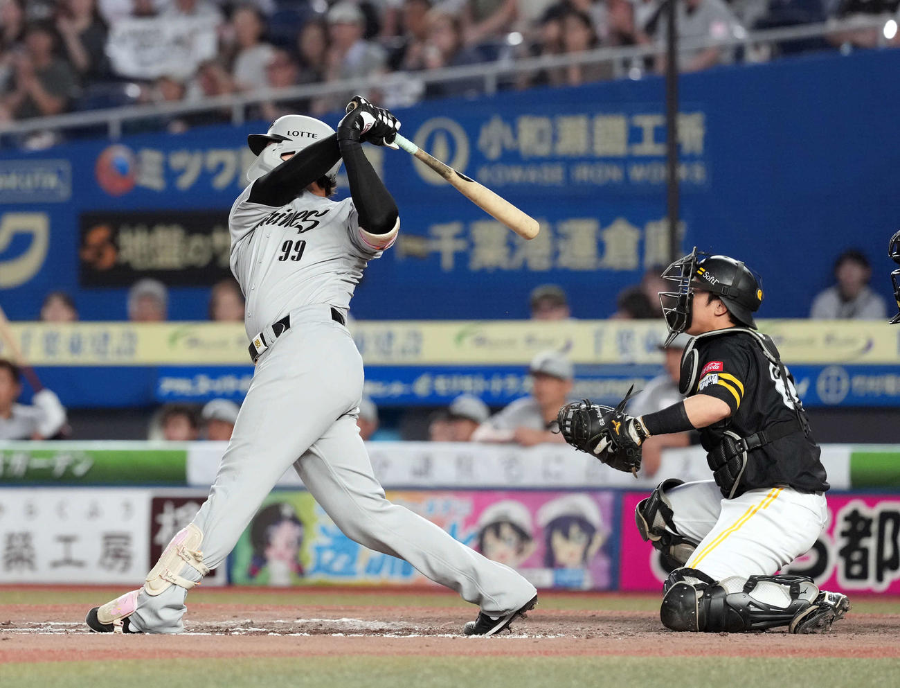 ロッテ対ソフトバンク　7回裏ロッテ無死一、二塁、適時打二塁打を放つソト（撮影・たえ見朱実）