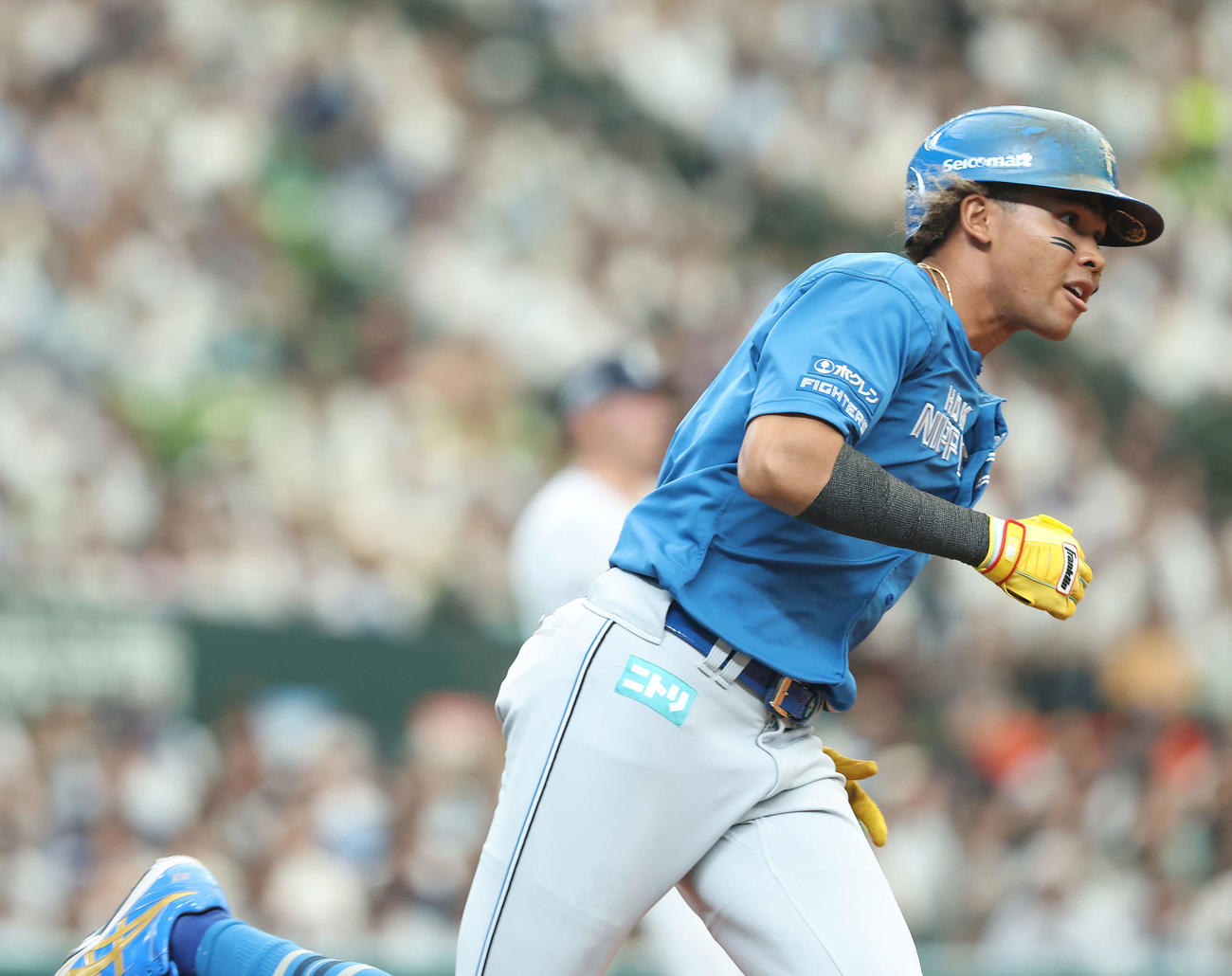 西武対日本ハム　3回表日本ハム2死一、二塁、右翼線に同点適時二塁打を放つ水谷（撮影・河田真司）