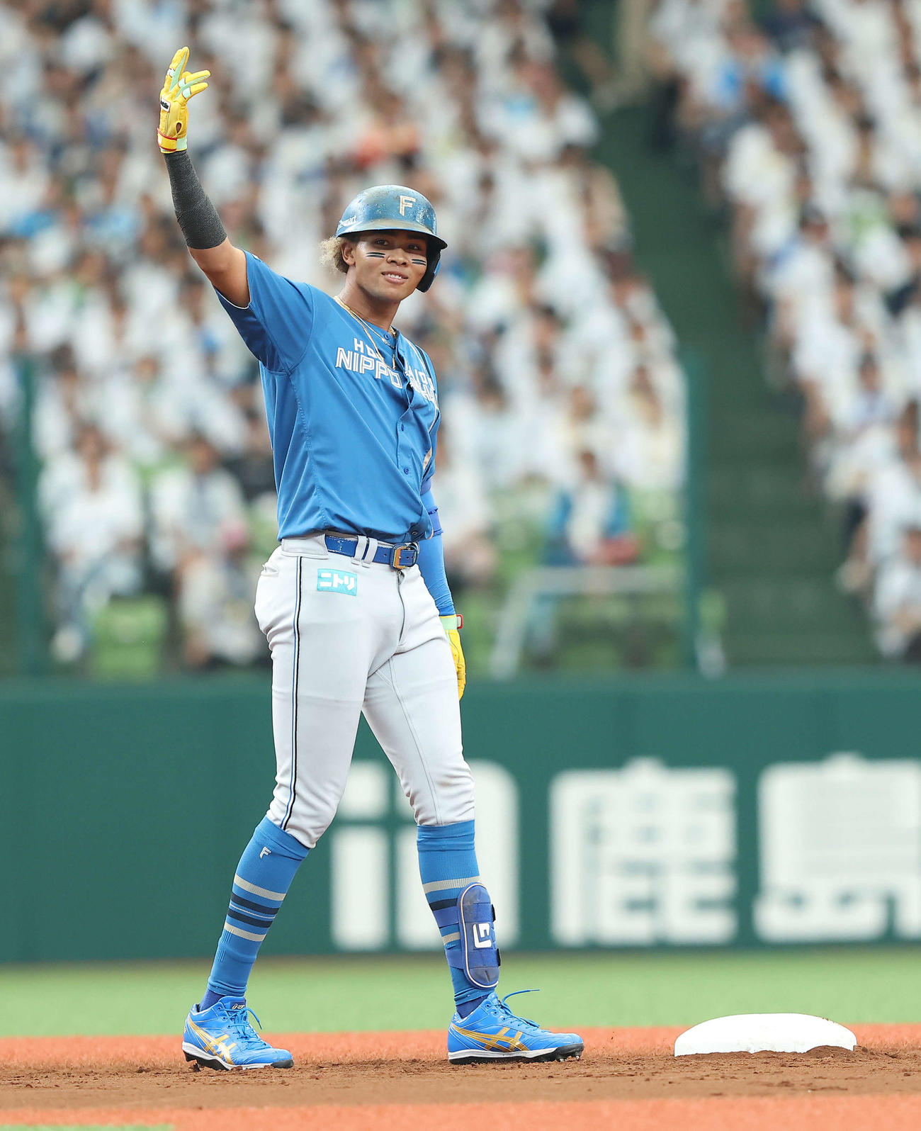 西武対日本ハム　3回表日本ハム2死一、二塁、右翼線に同点適時二塁打を放ち出塁する水谷（撮影・河田真司）