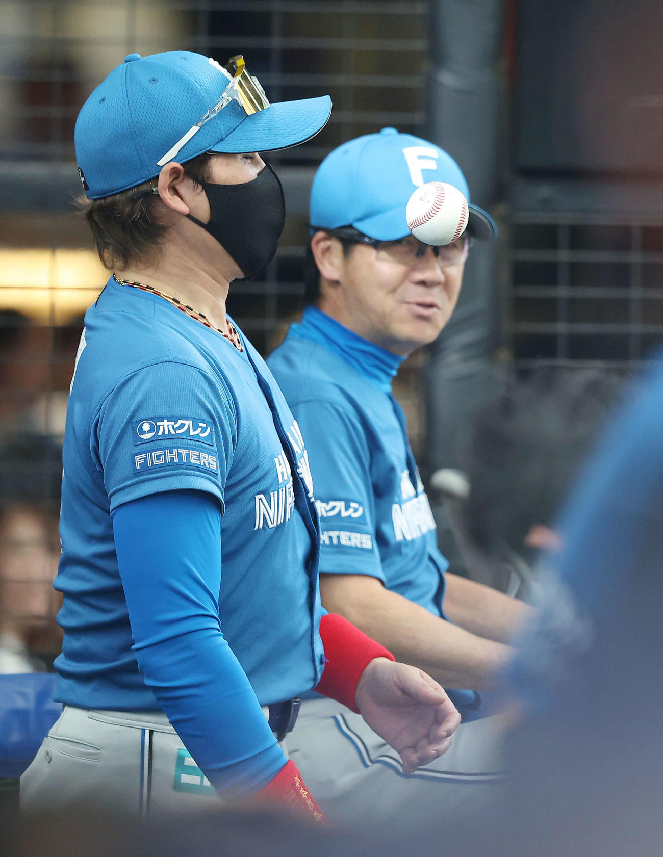 西武対日本ハム　8回表、戦況を見守る新庄監督（撮影・河田真司）