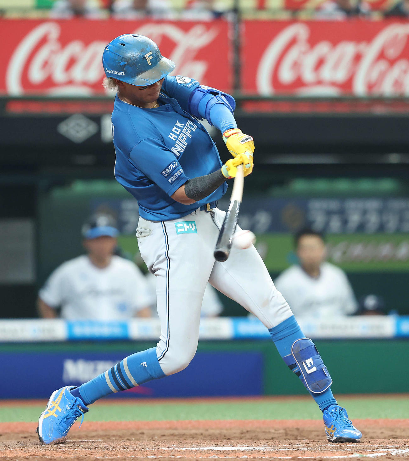 西武対日本ハム　8回表日本ハム2死一塁、中前打を放つ水谷（撮影・河田真司）
