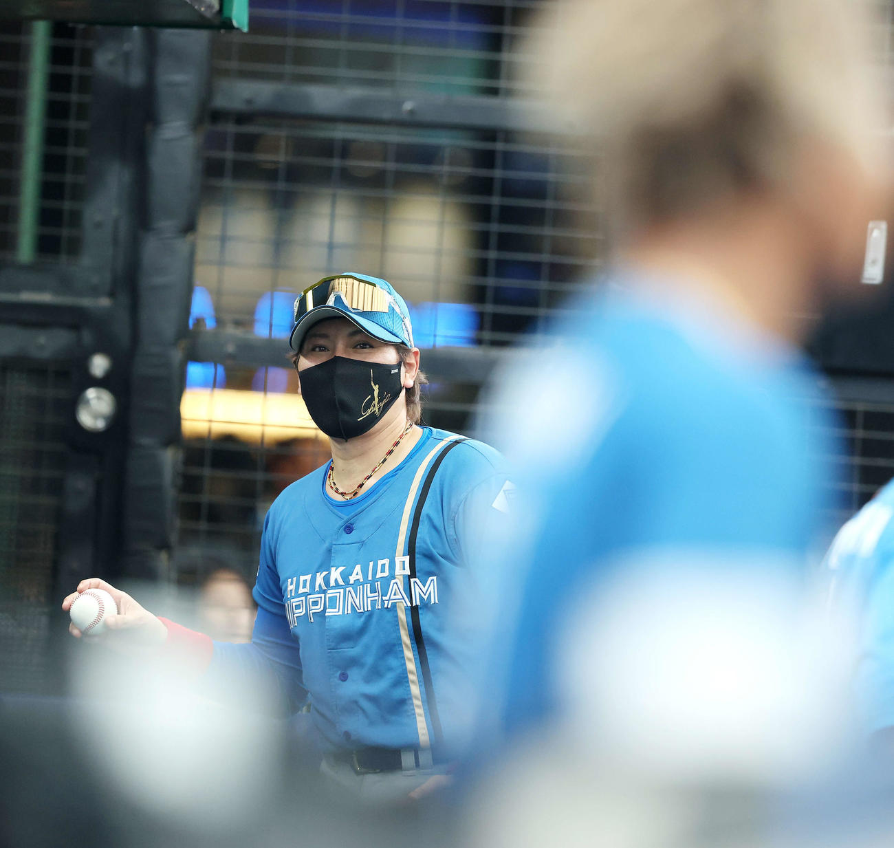 西武対日本ハム　8回表日本ハム2死一、二塁、水谷が中前打で出塁し、代走を送る新庄監督（撮影・河田真司）