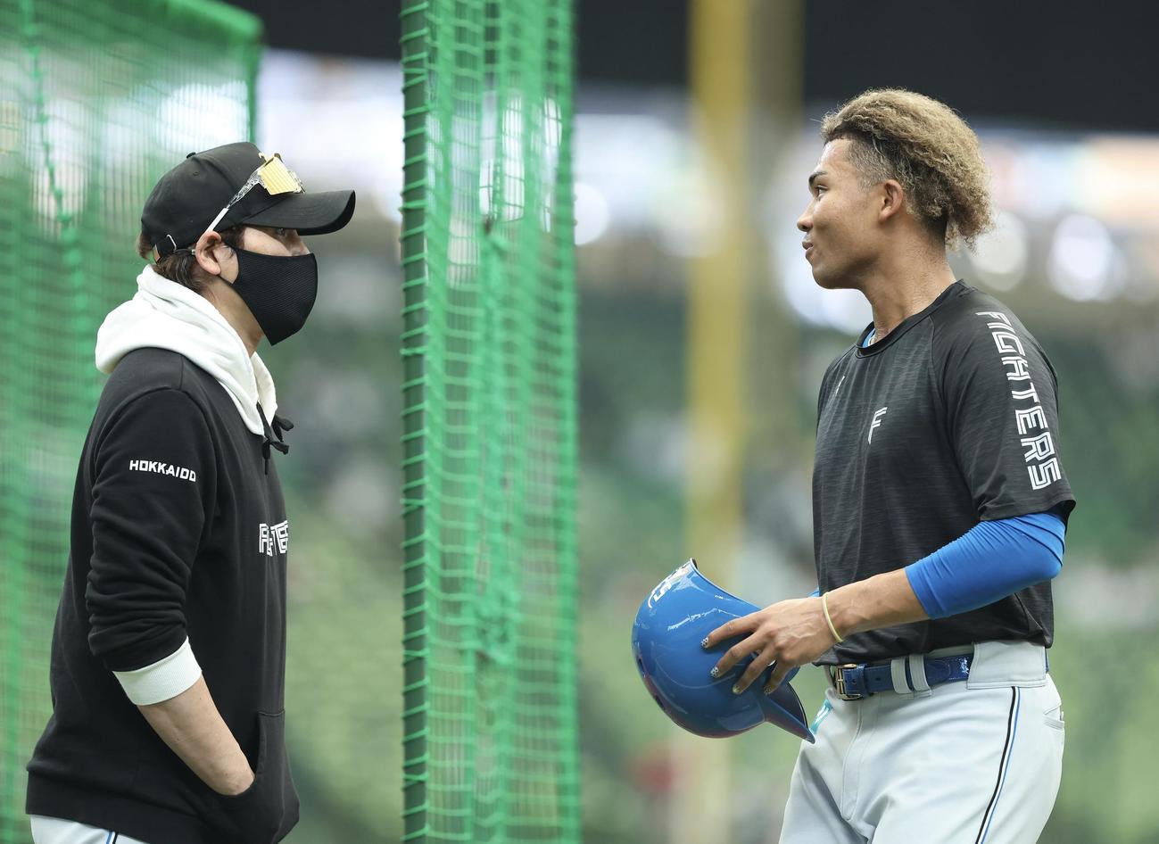 西武対日本ハム　試合前、水谷（右）と言葉を交わす日本ハム新庄監督（撮影・河田真司）