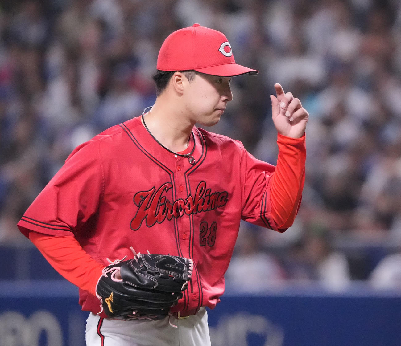 中日対広島　5回終了、ベンチへ戻る広島先発佐藤柳（撮影・森本幸一）