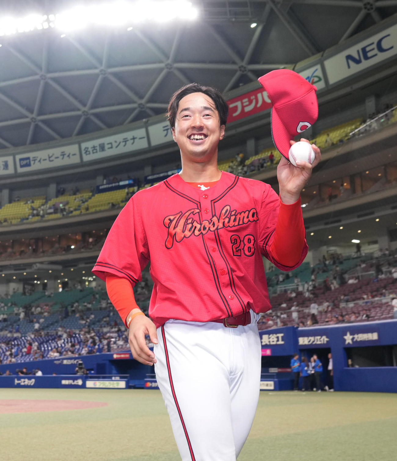 中日対広島　ヒーローインタビューを終え笑顔で声援に応えるプロ初勝利の佐藤柳（撮影・森本幸一）
