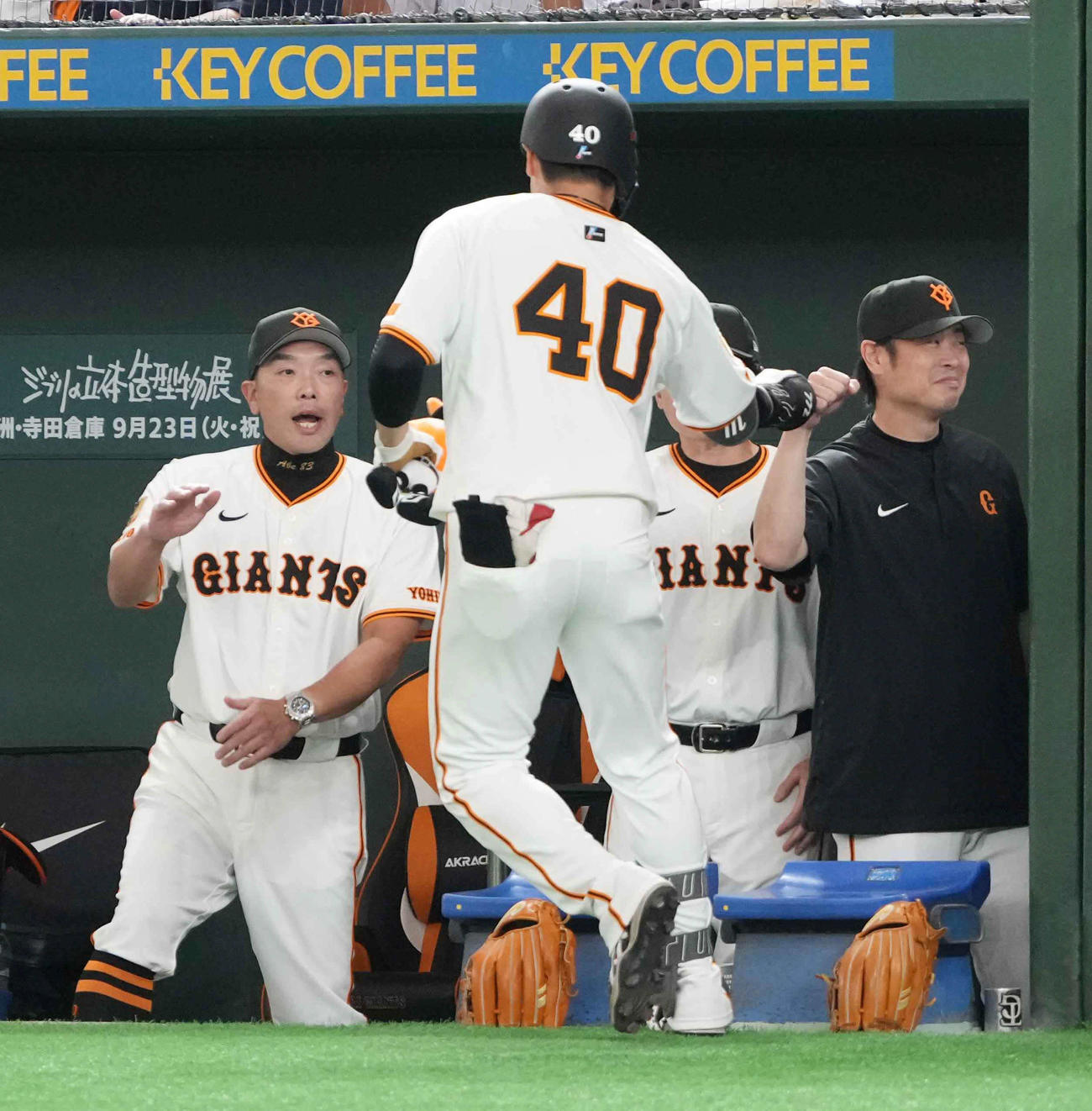 巨人対DeNA 2回裏巨人無死、中山は右越えにプロ1号となる先制ソロ本塁打を放つ（撮影・小沢裕）