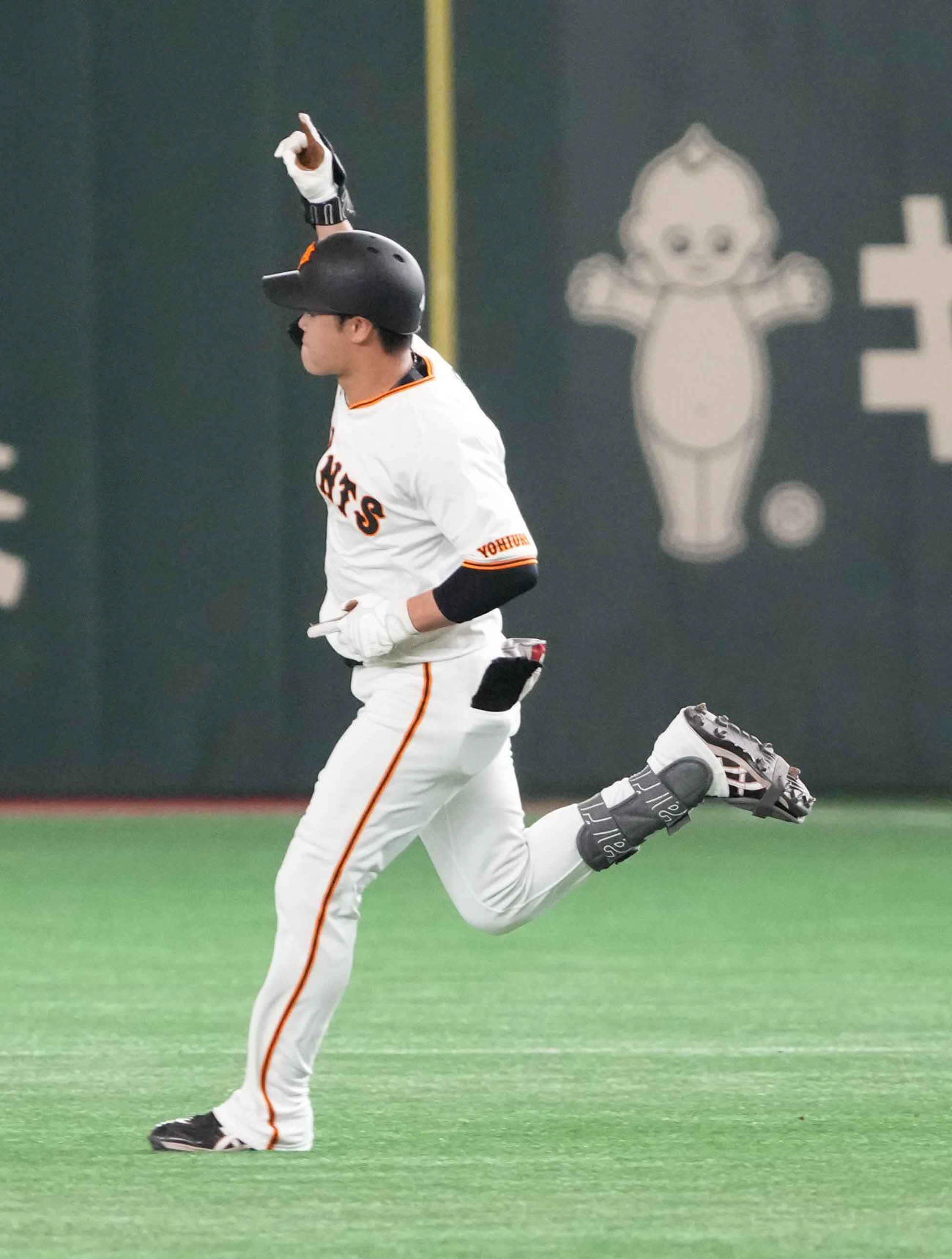巨人対DeNA 2回裏巨人無死、中山は右越えにプロ1号となる先制ソロ本塁打を放ちガッツポーズ（撮影・小沢裕）