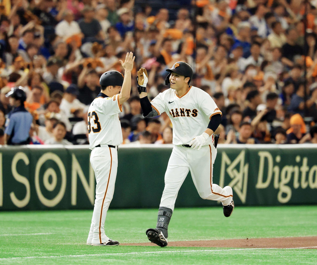 巨人対DeNA 2回裏巨人無死、中山はプロ1号本塁打を放ち笑顔で三塁を回る（撮影・浅見桂子）