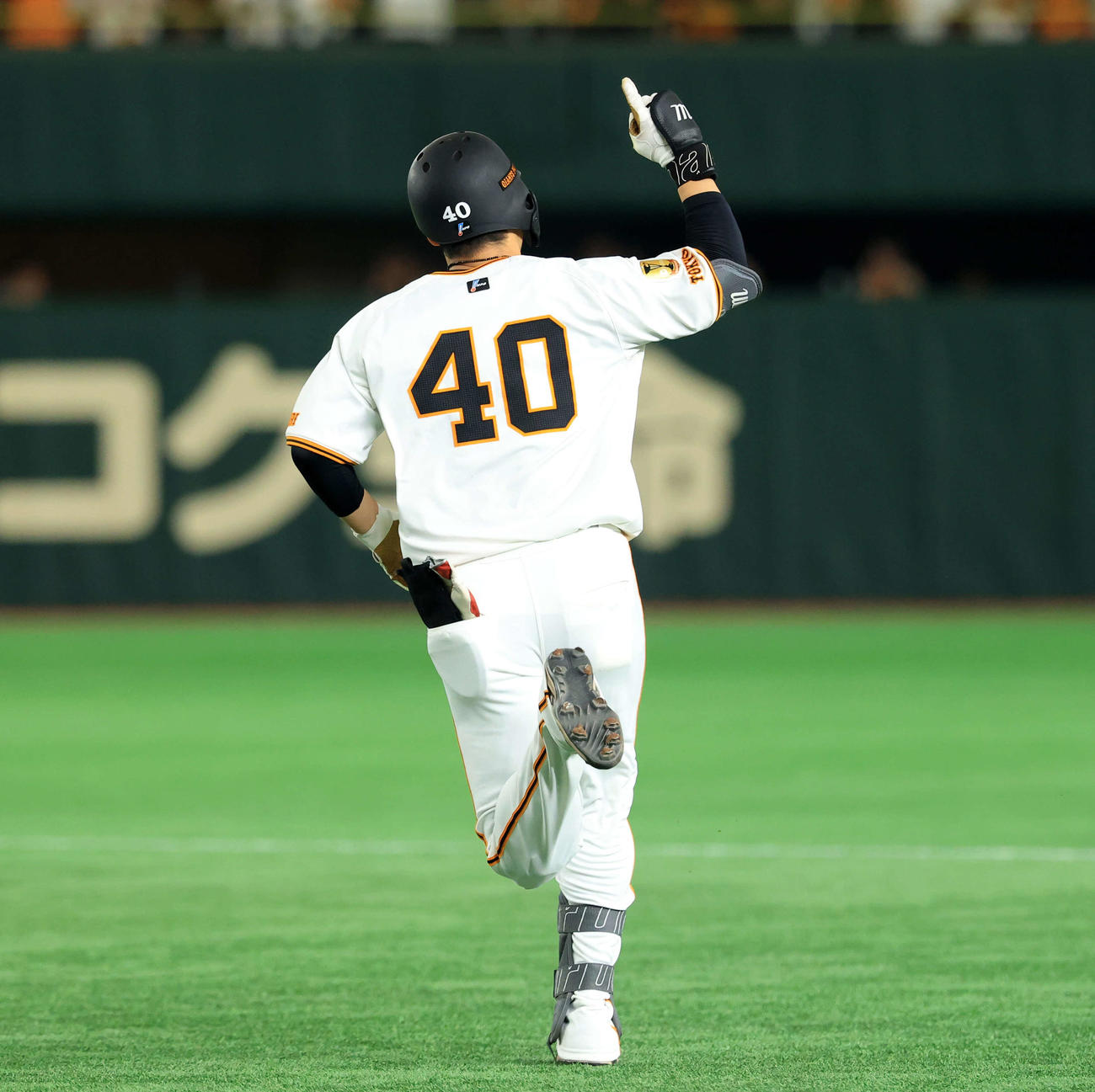 巨人対DeNA 2回裏巨人無死、中山はプロ1号本塁打を放ち「1」のポーズでダイヤモンドを回る（撮影・浅見桂子）