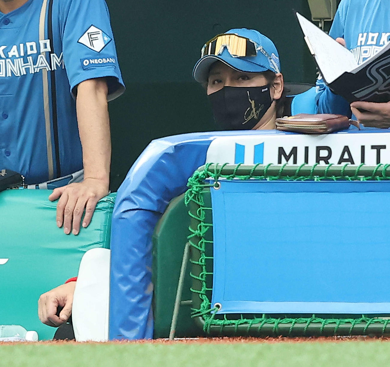 西武対日本ハム　1回裏、戦況を見守る新庄監督（撮影・河田真司）