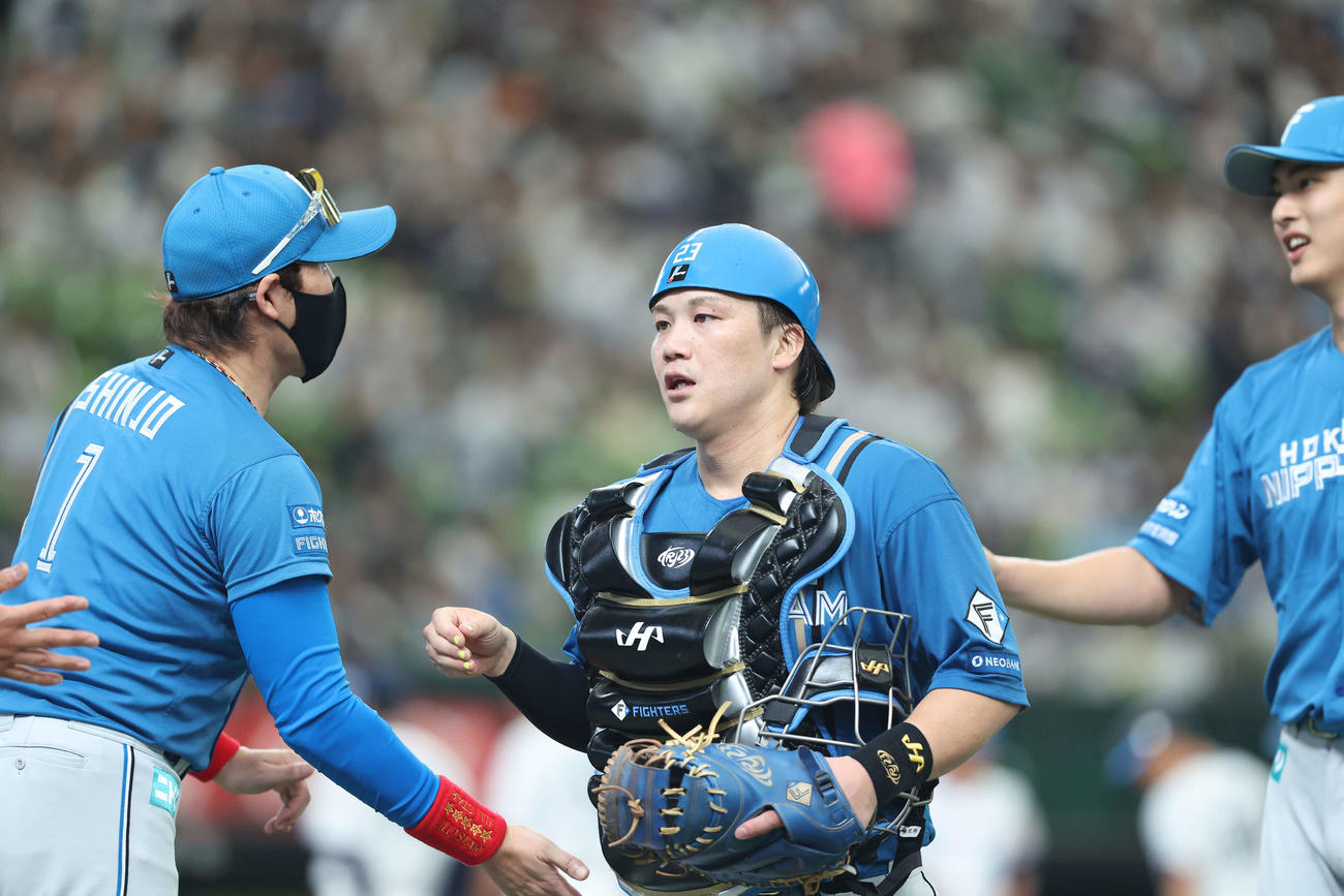 西武対日本ハム　西武に勝利し、ナインを迎える新庄監督（左）（撮影・河田真司）