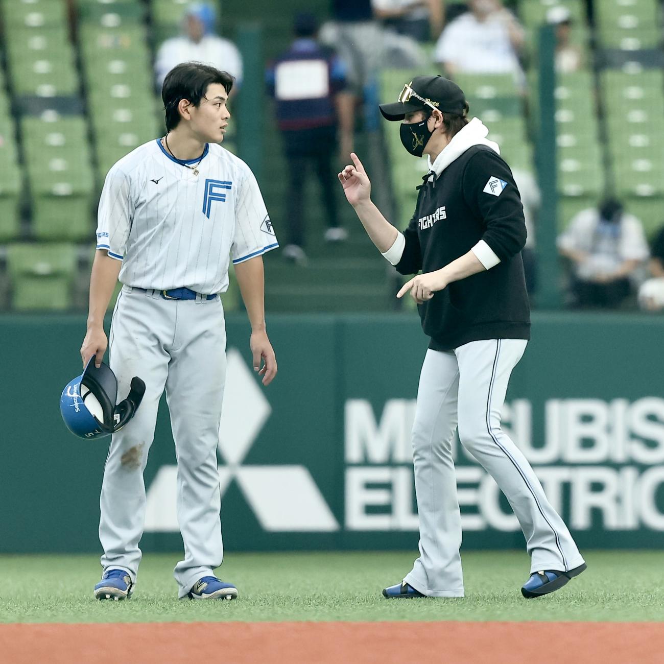 西武対日本ハム　試合前、野村（左）と言葉を交わす日本ハム新庄監督（撮影・河田真司）