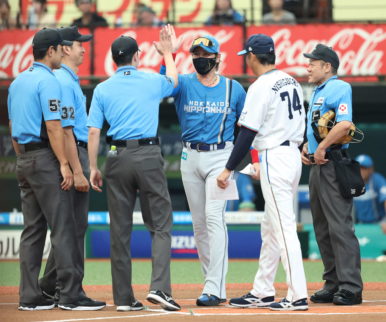 西武対日本ハム　開始前、西武西口監督（右から2人目）とメンバー表交換後、審判とタッチを交わす日本ハム新庄監督（中央）（撮影・河田真司）