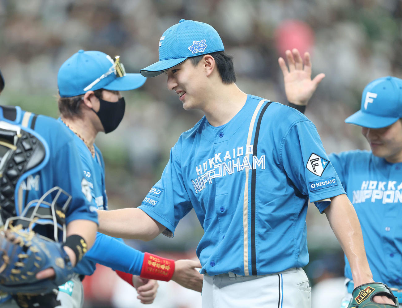 西武対日本ハム　西武に勝利し、新庄監督（後方左）たちに迎えられる達（撮影・河田真司）