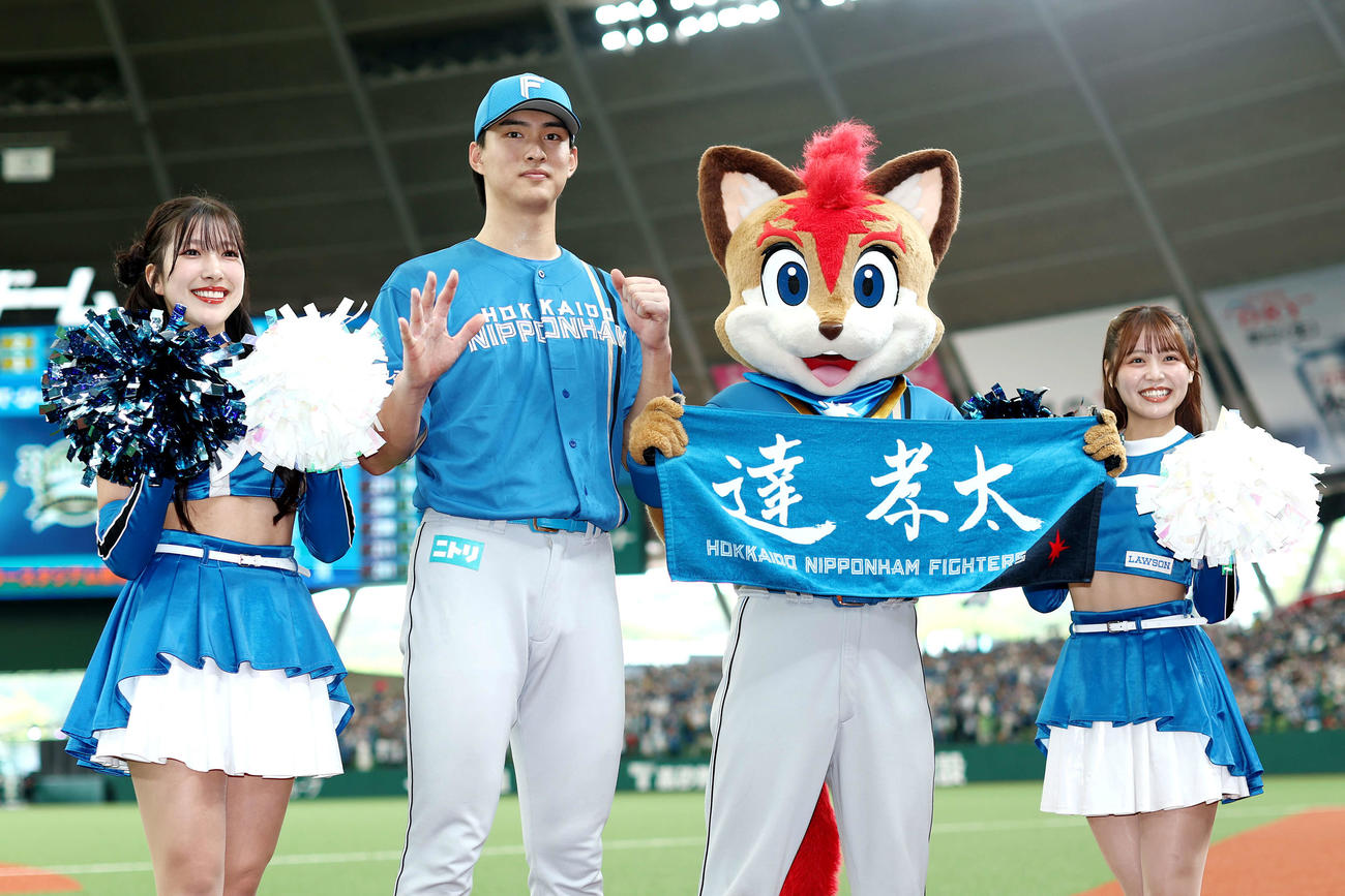 西武対日本ハム　西武に勝利し、今季5勝目のポーズで写真に納まる日本ハム達（撮影・河田真司）