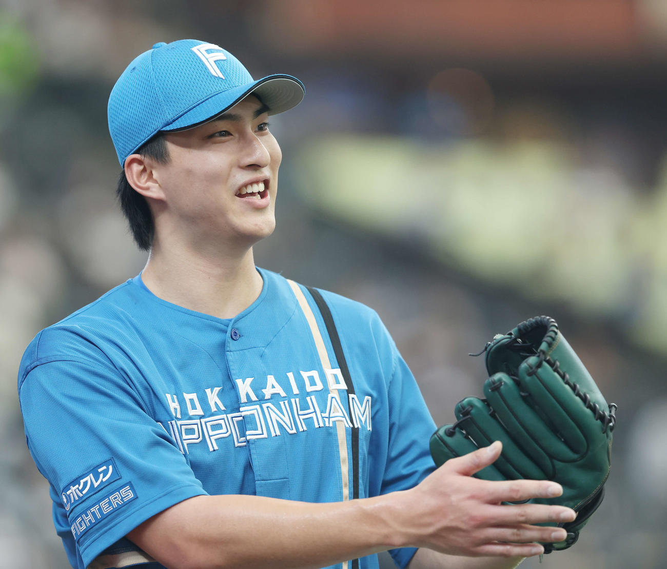 西武対日本ハム　3回裏を抑え、笑顔でナインを迎える達（撮影・河田真司）