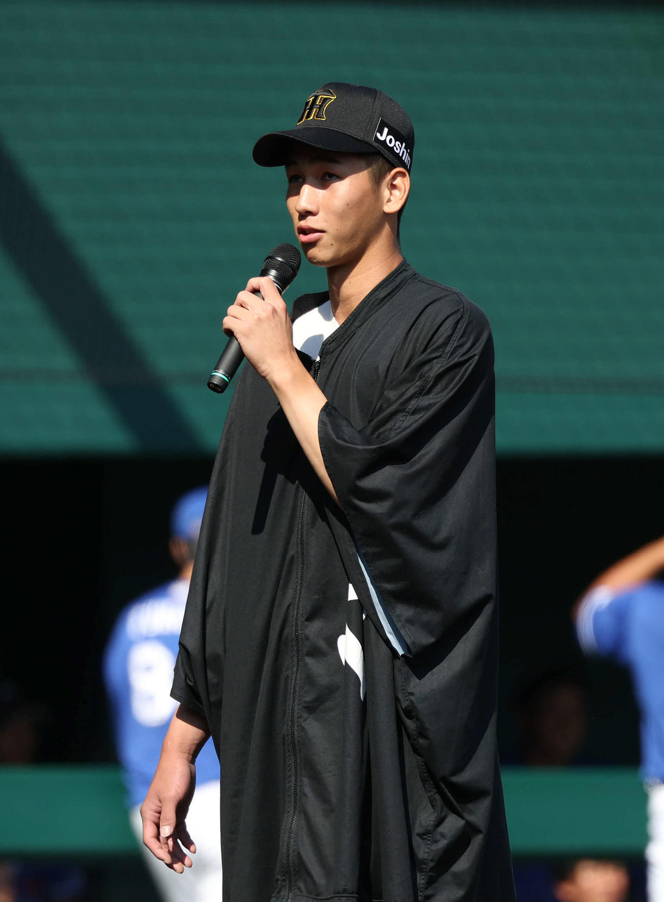 ウエスタン・リーグ阪神対中日　中日に勝利してファンにあいさつする今朝丸（撮影・白石智彦）
