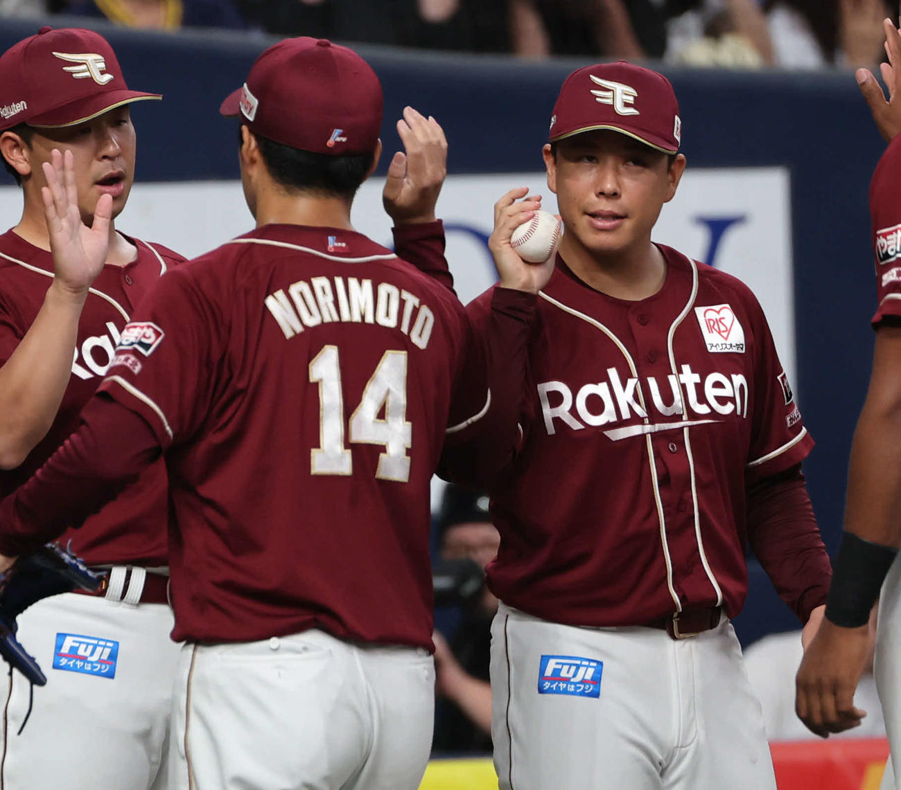 オリックス対楽天　最後を締めた則本（左）からウイニングボールを受け取った楽天藤井（撮影・西尾就之）