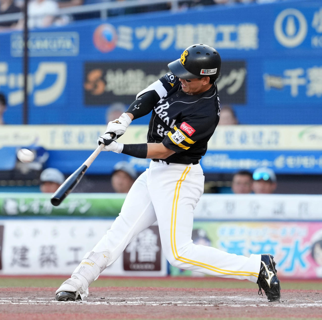 右中間にソロ本塁打を放つ栗原（撮影・たえ見朱実）