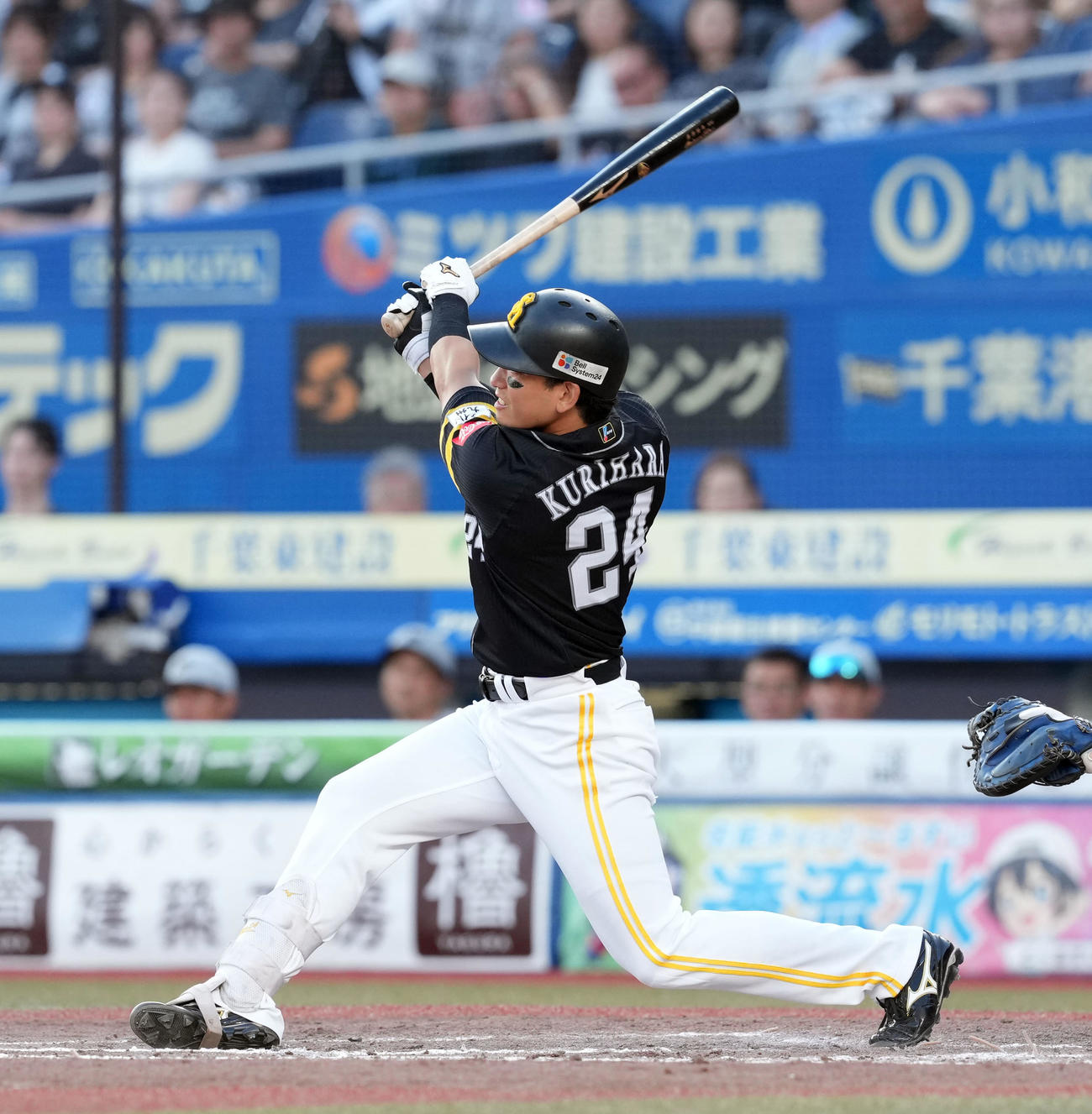 ロッテ対ソフトバンク　4回表ソフトバンク1死、右中間にソロ本塁打を放つ栗原（撮影・たえ見朱実）