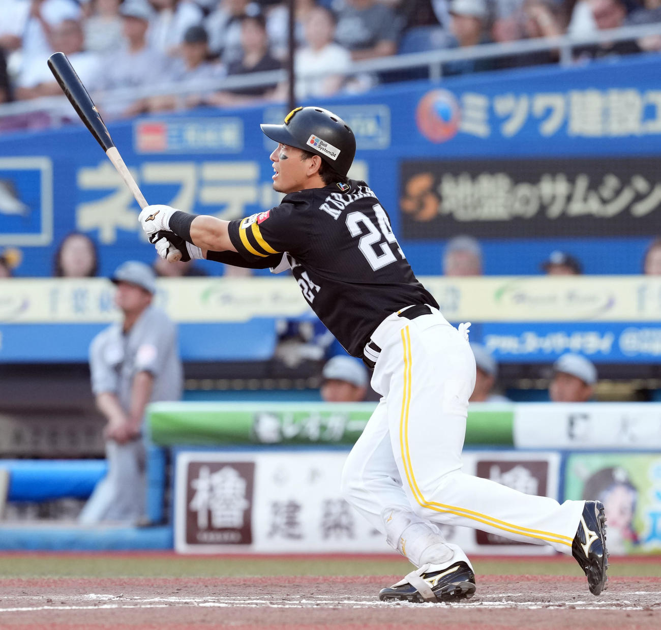 ロッテ対ソフトバンク　4回表ソフトバンク1死、右中間にソロ本塁打を放つ栗原（撮影・たえ見朱実）