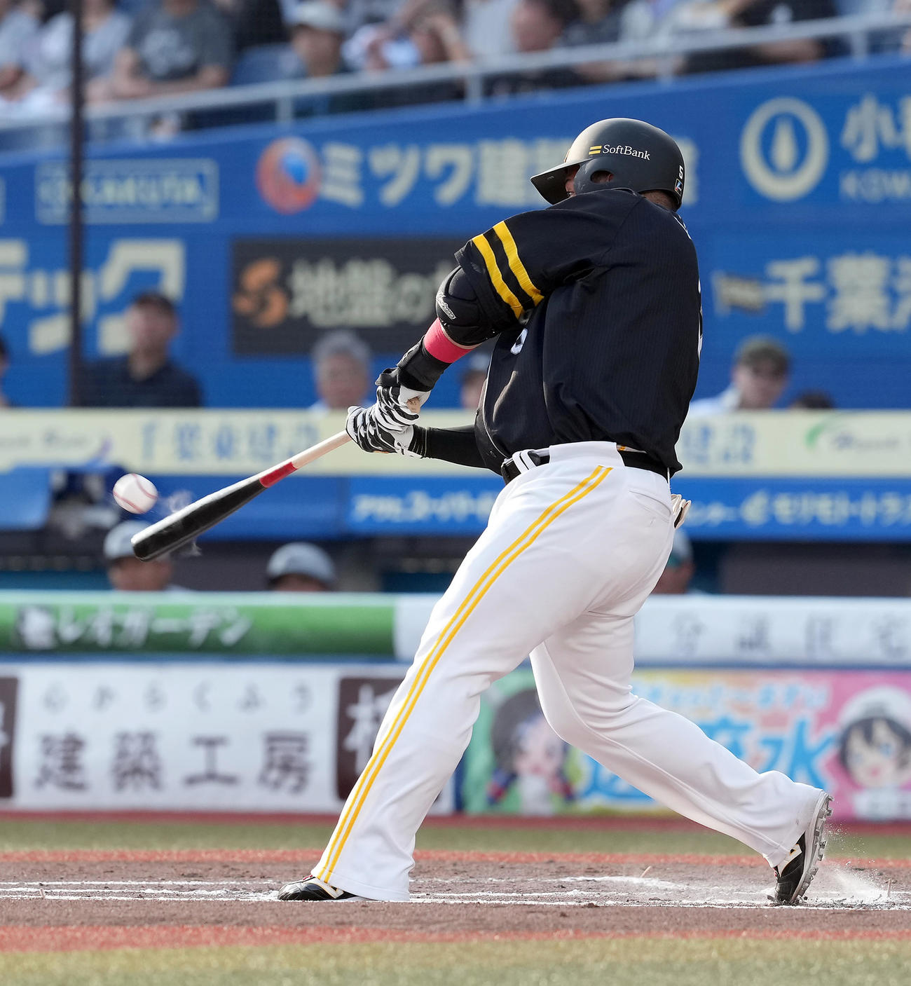ロッテ対ソフトバンク　2回表ソフトバンク1死、左越えに先制のソロ本塁打を放つ山川（撮影・たえ見朱実）