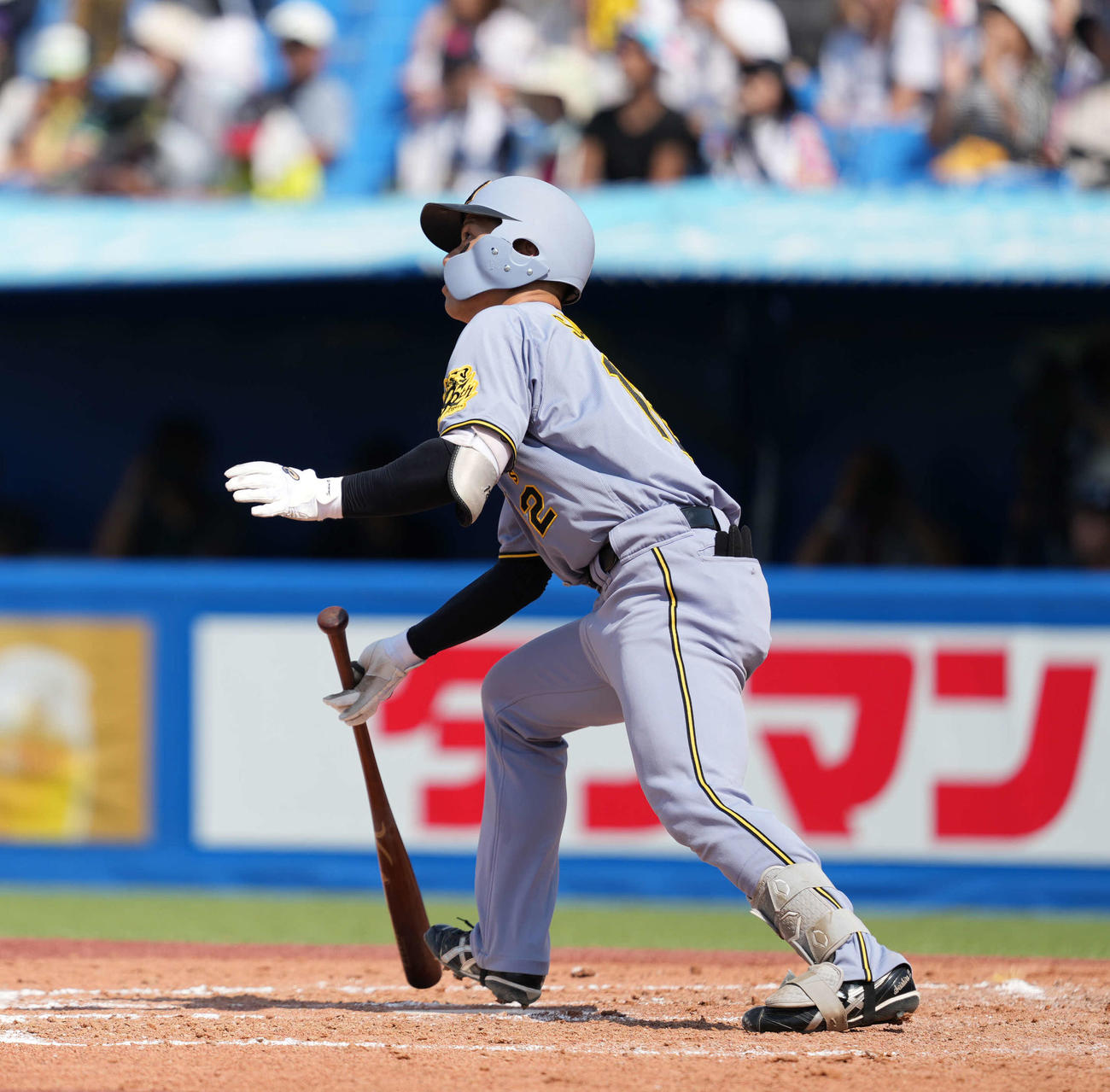 ヤクルト対阪神　5回表阪神無死一、三塁、適時二塁打を放つ坂本（撮影・井上学）