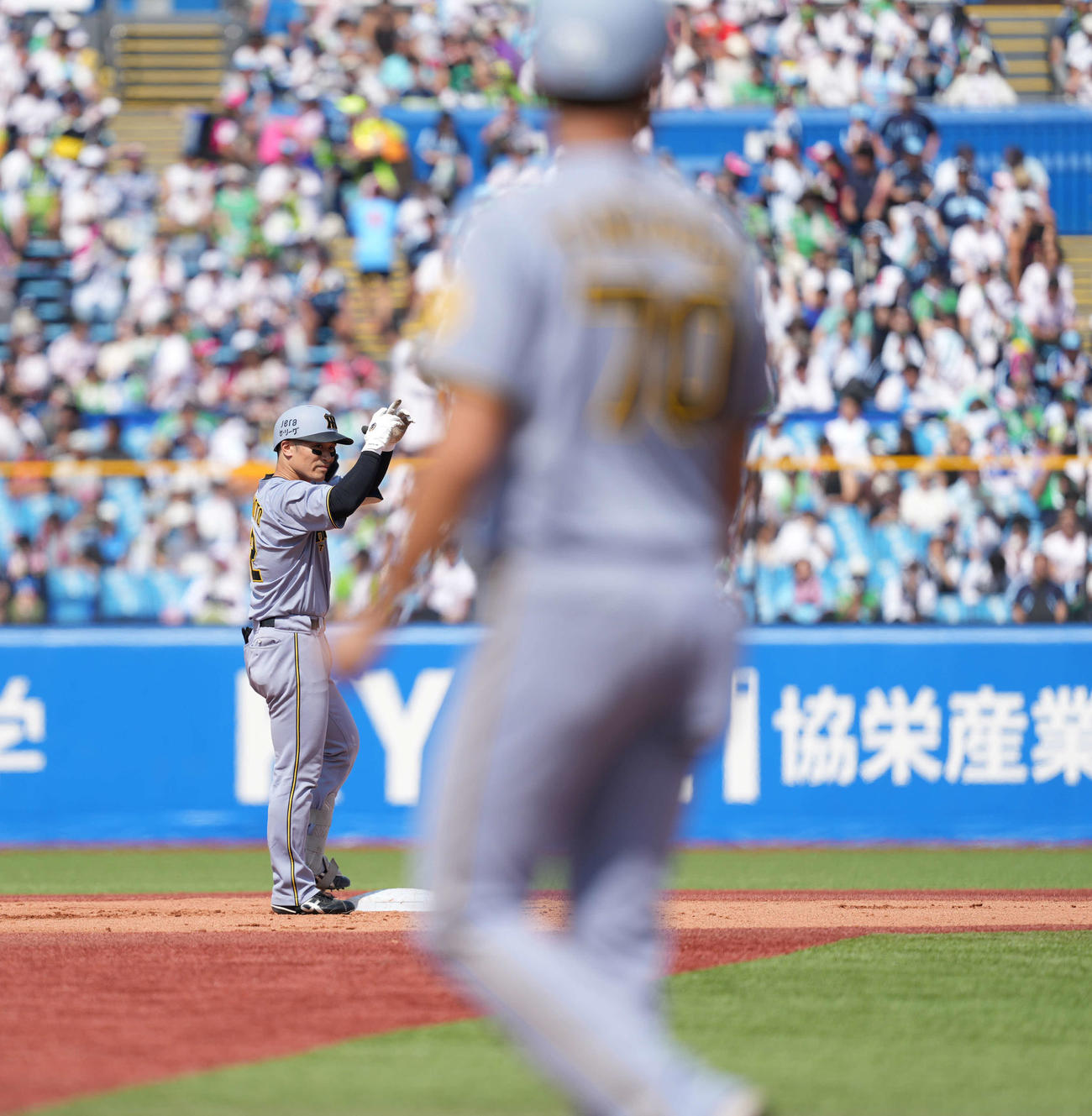ヤクルト対阪神　5回表阪神無死一、三塁、適時二塁打を放つ坂本（撮影・井上学）